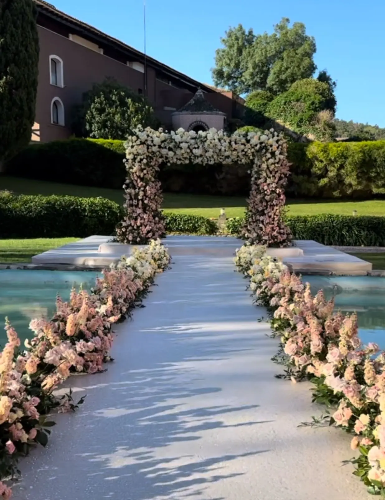 Corredor de cerimónia ladeado de flores, num jardim