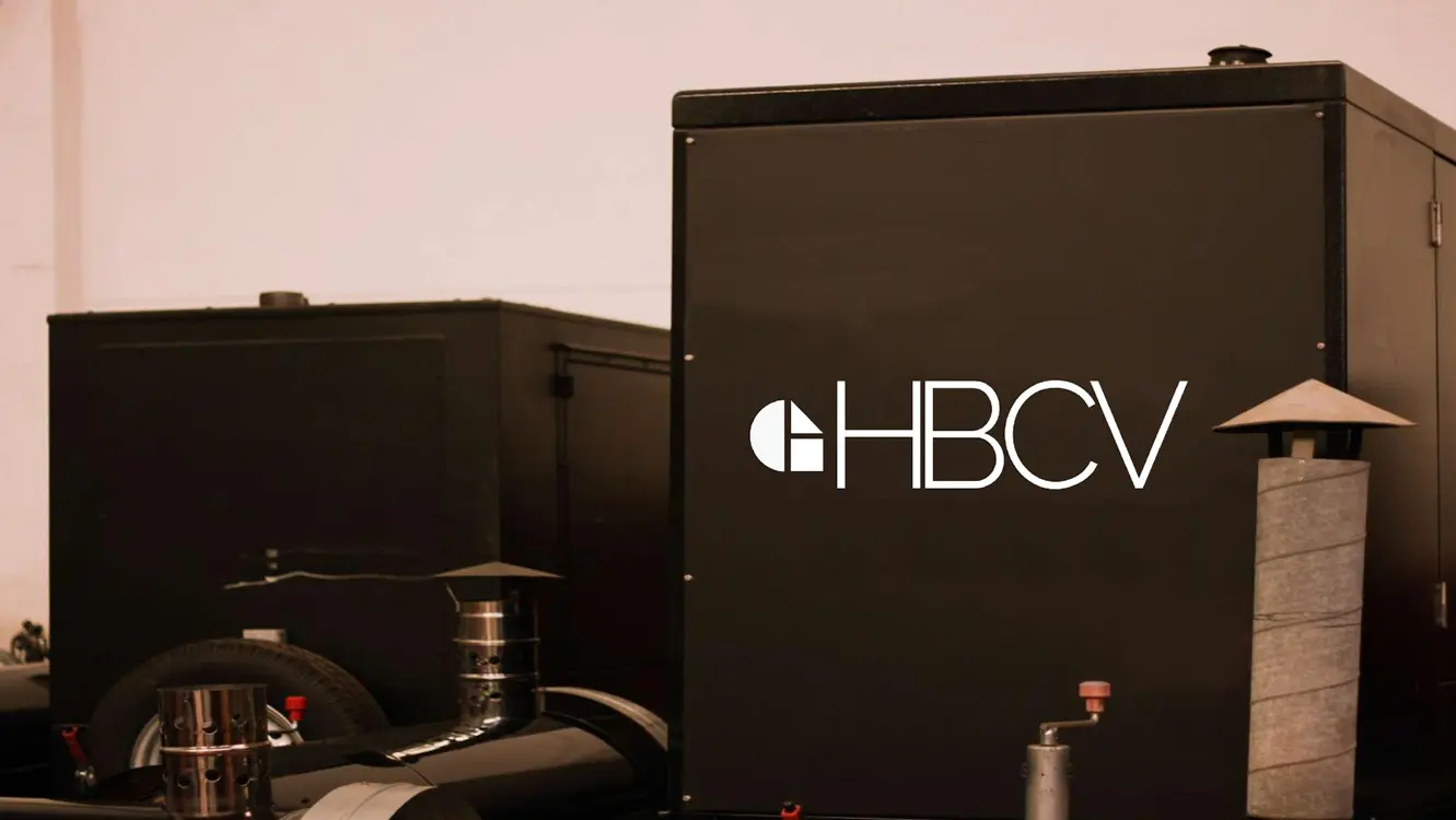 Gerador da HBCV em caixa preta com o logótipo branco