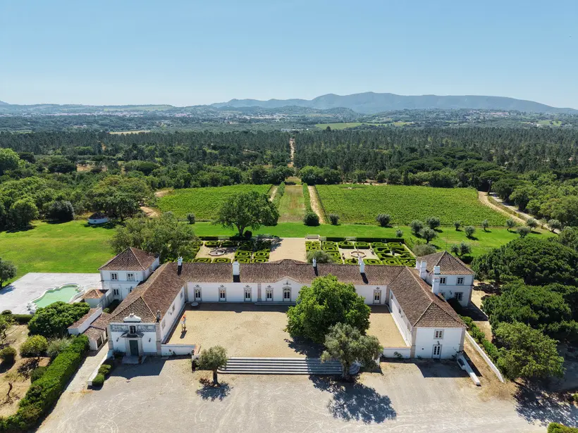 Vista aérea da Herdade do Perú, com o casario, o pátio e as vinhas atrás
