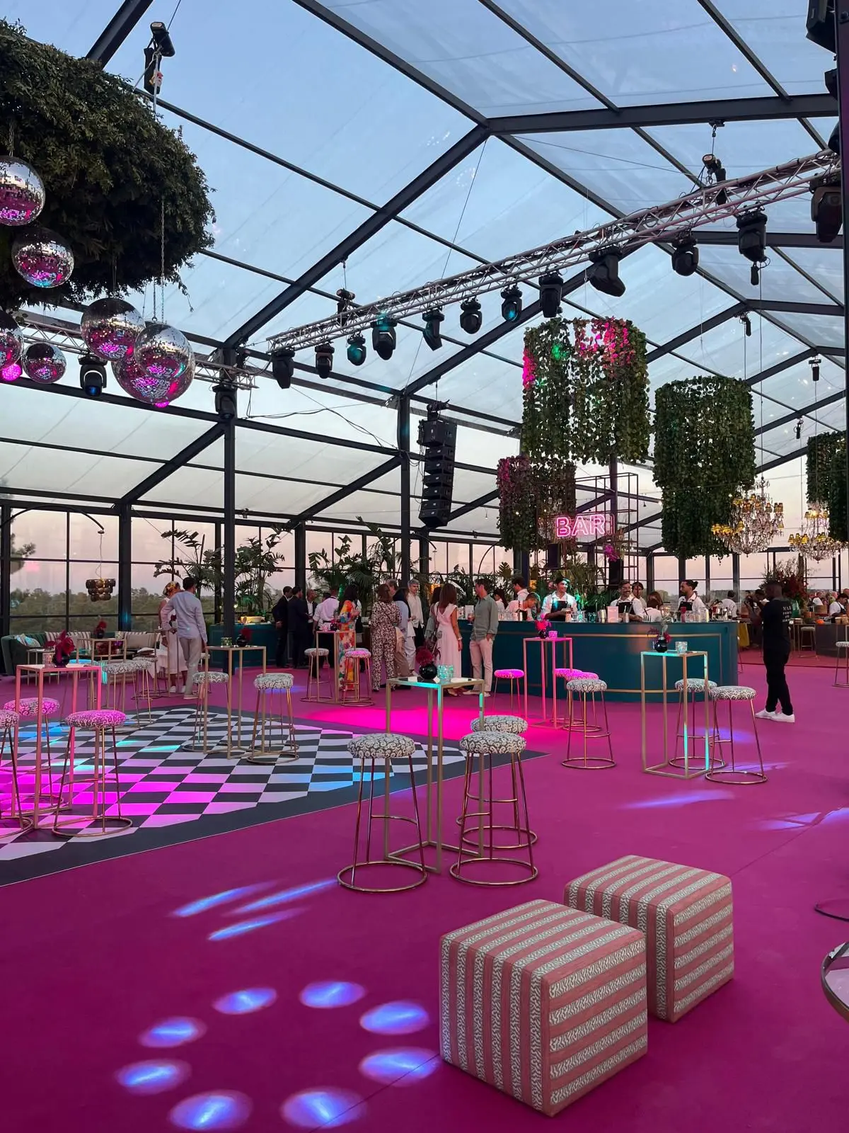Tenda transparente com pista de dança iluminada e chão cor-de-rosa
